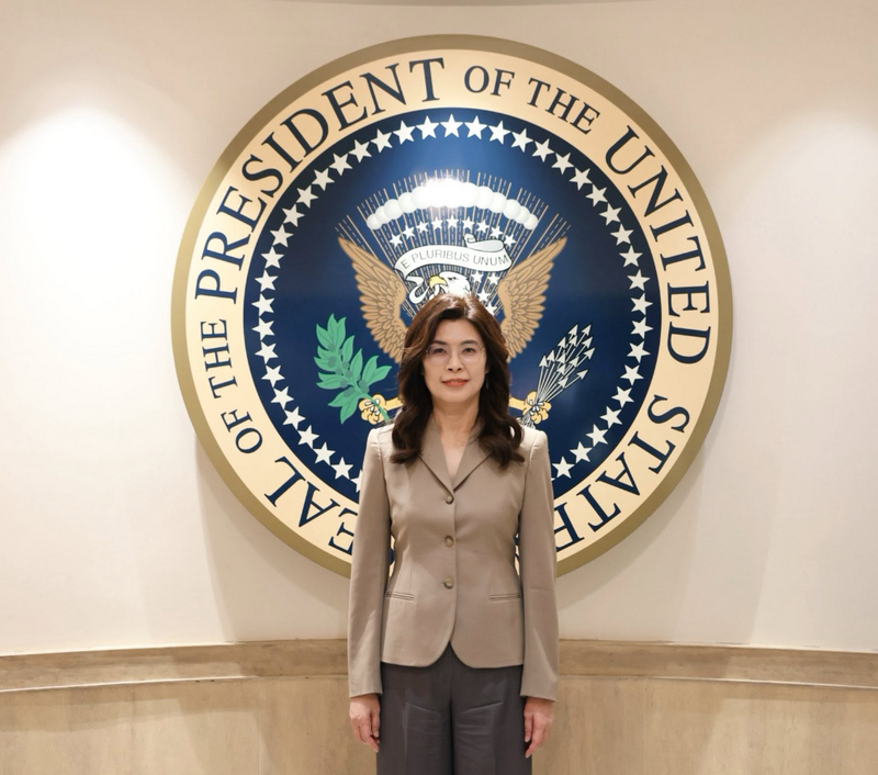 國民黨主席鄭麗文近期率團訪美，宣布將在 2028 年「贏回執政權」，外界推測其可能參選 2028 。政治評論員吳崑玉也分析認為，鄭麗文有 6 成的機會，成為藍營 2028 的總統候選人。圖為鄭麗文與掛在甘迺迪圖書館的美國總統徽章合影。 圖：翻攝鄭麗文臉書（資料照）