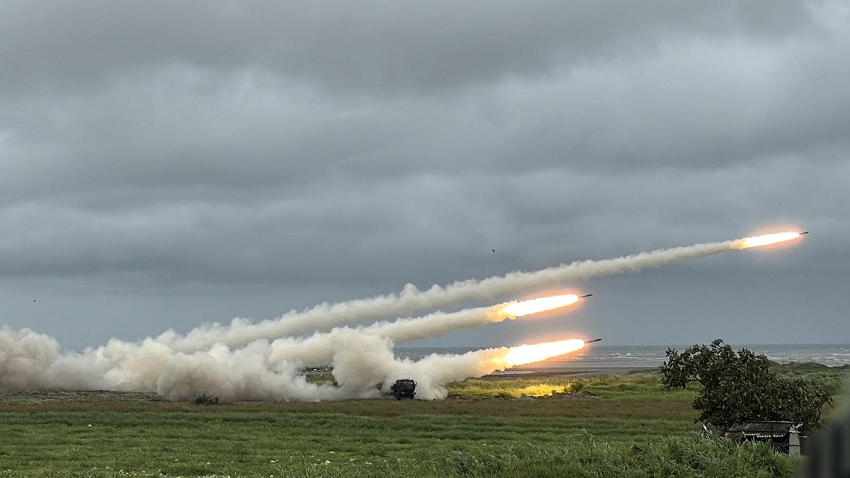 海馬士（HIMARS）多管火箭系統今日首度於西濱海岸進行實彈射擊驗證。 圖：金大鈞／攝