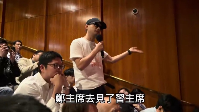 知名網紅「八炯」分享影片，指國民黨主席鄭麗文訪美出席講座時，遭中國男子質問「為什麼習近平準備武力犯台」。 圖：翻攝「X」@YiXia90314
