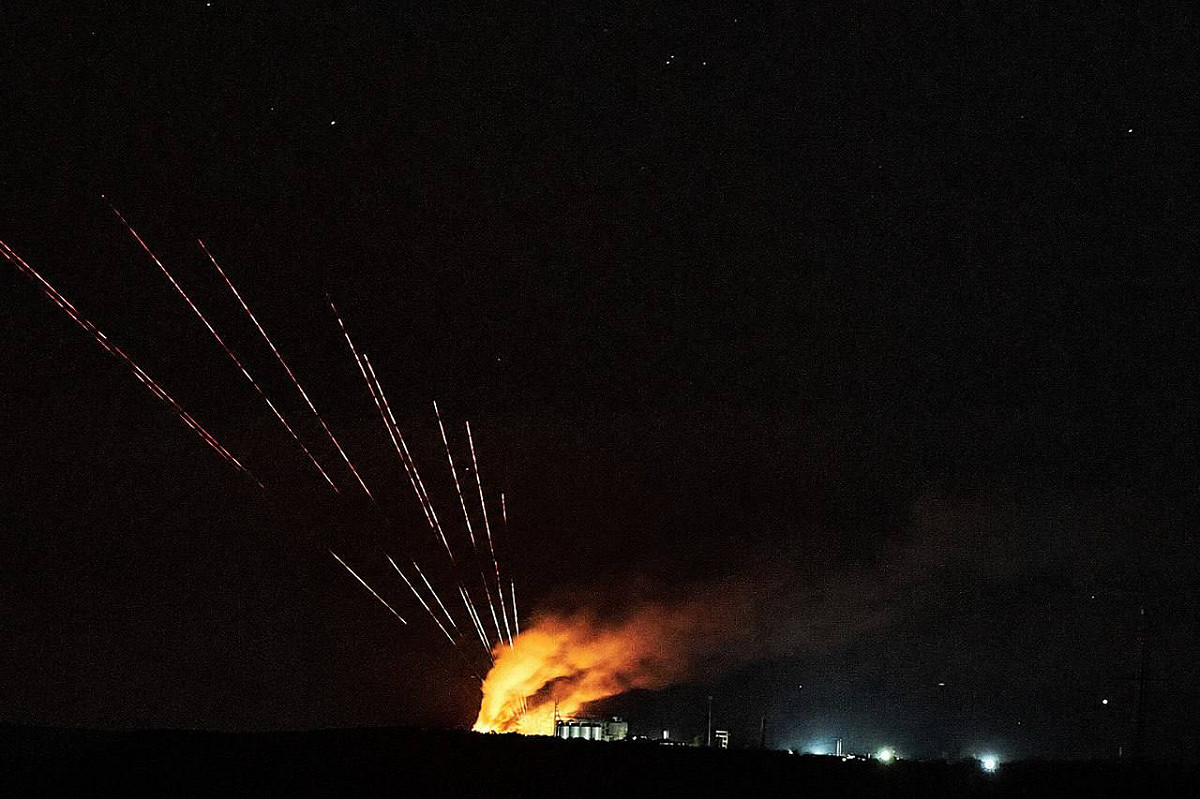 烏軍近期對盧甘斯克地區 Alchevsk 附近俄軍設施發動一系列攻擊，當地傳出多起爆炸與大火，鐵路基礎設施疑似受損，Stanytsia Luhanska 一帶亦出現停電情況，顯示基礎設施遭波及。 圖:翻攝自X帳號@NOELreports