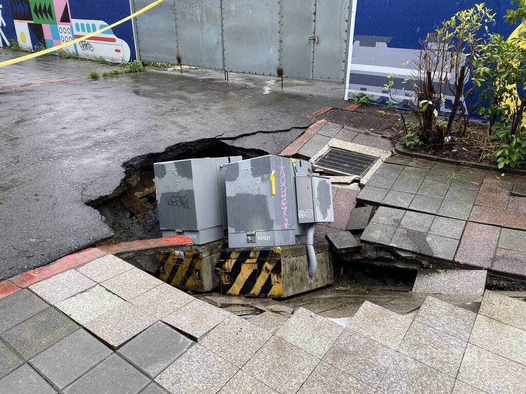 台北雨勢不斷 大同區人行道塌陷變電箱倒塌