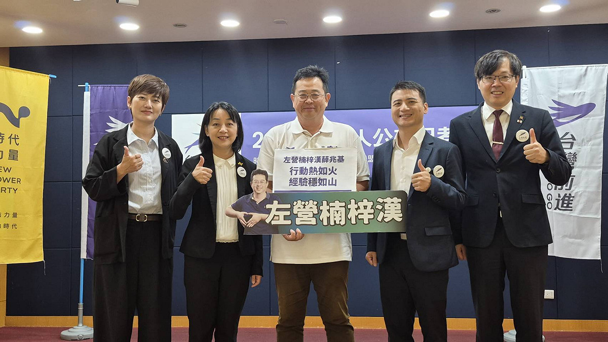 薛兆基(中)獲台灣前進陣線正式推薦參選高雄市左營、楠梓市議員。 圖：薛兆基競總/提供