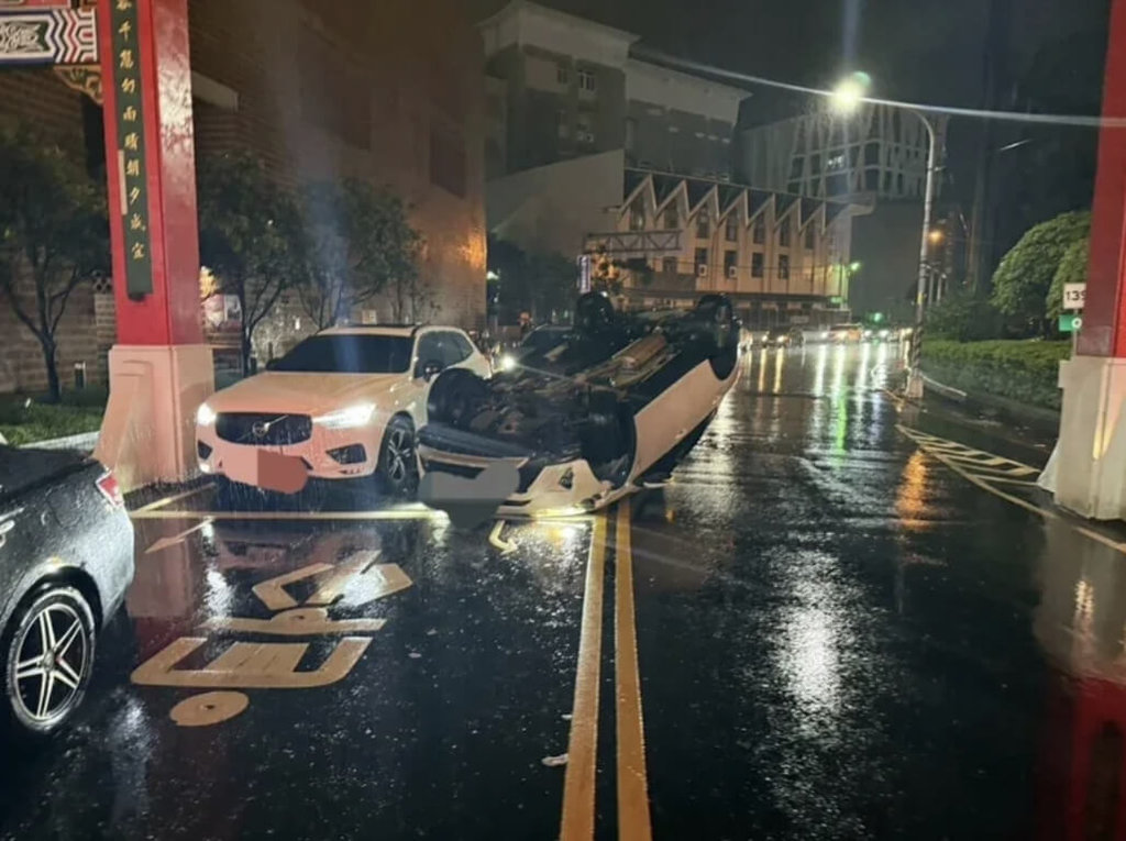 彰化大雨視線差 休旅車撞八卦山牌樓翻車