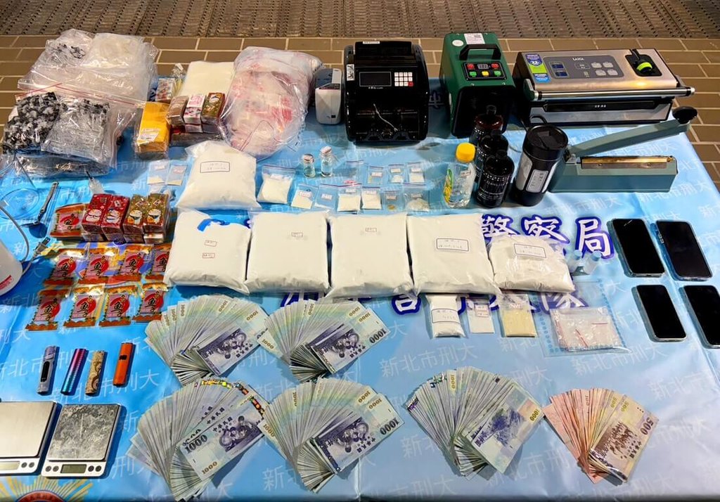 新北市警局刑警大隊10日發布新聞表示，於6月1日在新莊區查獲毒品依托咪酯等分裝場，查獲何姓嫌疑人租屋分裝毒品經營，所製造毒品市價逾新台幣1億元。何嫌遭法院裁定羈押禁見。（警方提供）中央社記者黃旭昇傳真   115年6月10日