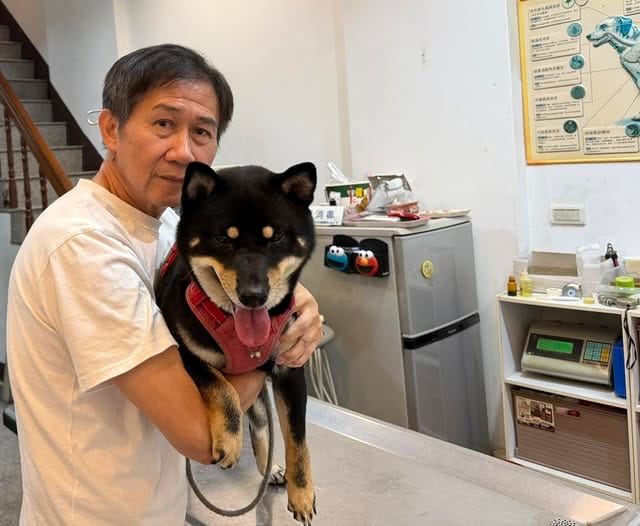 「被狗咬到」？陳文彬以愛犬照片回應黃國昌新書爭議。 圖：（翻攝陳文彬臉書）