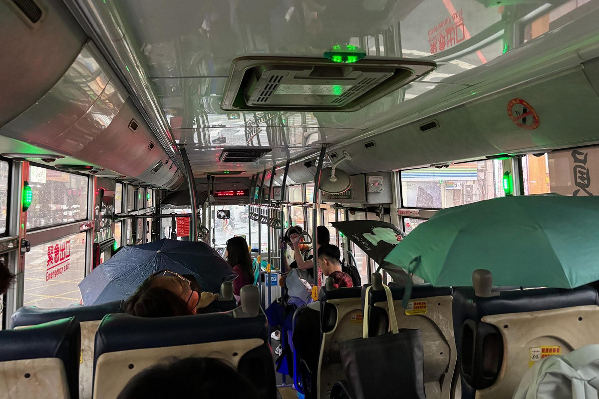 員林客運公車內漏水，乘客撐傘搭車。 圖：翻攝自Threads@n.ated_