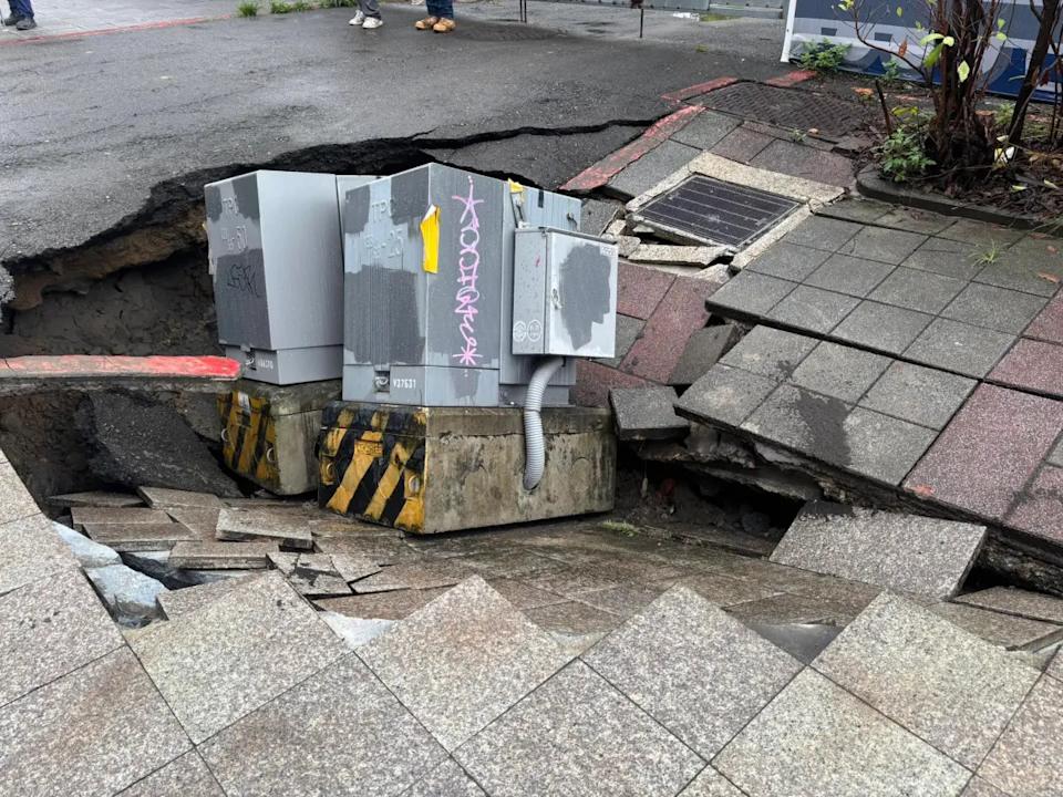 捷運北門站3號出口外人行道塌陷，台電變電箱也被吞噬。 圖：翻攝自陳怡君臉書