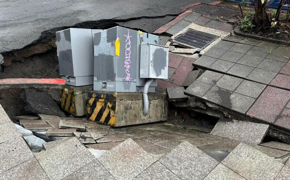 北市北門捷運站出口驚現天坑！變電箱遭吞噬 市議員示警