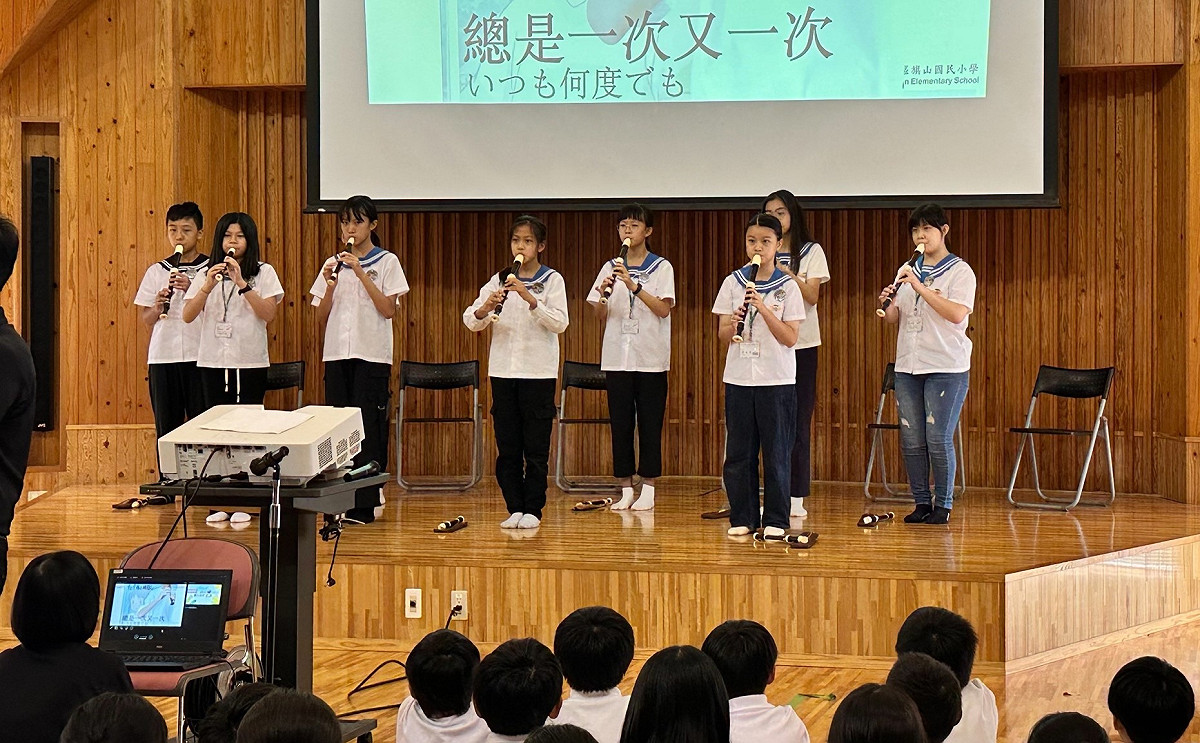 旗山國小學生以直笛演奏動畫「神隱少女」配樂「永遠同在」。 圖：高雄市教育局/提供