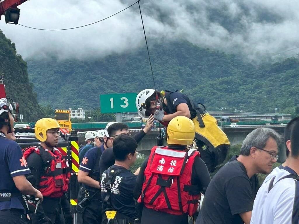 3名工人10日在國道6號下方溪床巡視工地、加固設施時，因降雨導致溪水暴漲而受困，南投縣政府消防局派遣人車從國道垂降到溪床救出3名受困者。（交通部高速公路局提供）中央社記者蕭博陽南投縣傳真　115年6月10日