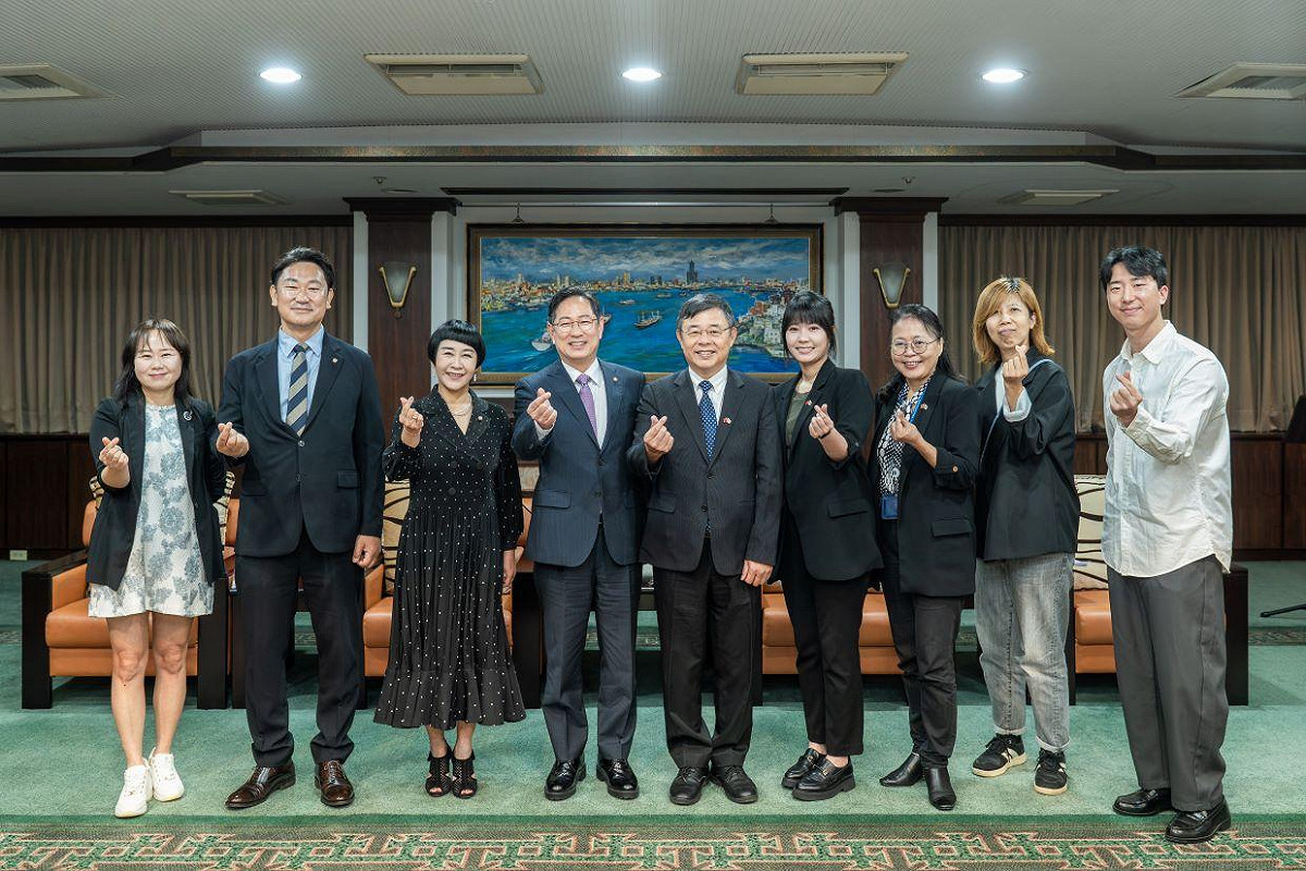 王啓川(右五)率市府團隊接見三位韓國國會議員。 圖：高雄市行國處/提供