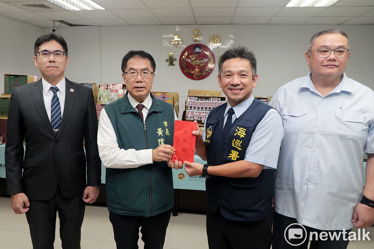 台南市政府與中央執法機關攜手合作，查獲近年來規模最大宗的非法電子菸案件，海巡署偵防分署台南查緝隊舉行記者會，台南市長黃偉哲前往頒發加菜金，慰勉第一線查緝人員長期投入查緝工作的辛勞。 圖：台南市政府提供