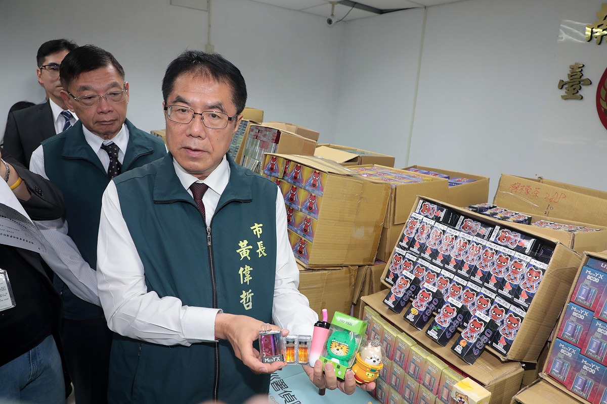 台南市政府與中央執法機關攜手合作，查獲近年來規模最大宗的非法電子菸案件，海巡署偵防分署台南查緝隊舉行記者會，台南市長黃偉哲前往頒發加菜金，慰勉第一線查緝人員長期投入查緝工作的辛勞。 圖：台南市政府提供