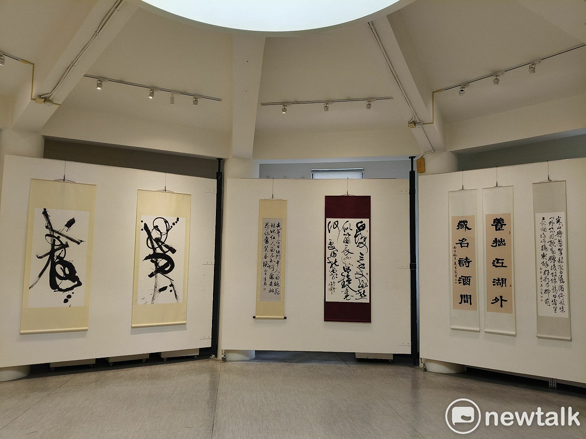 「龍麟御影會明宗」書法聯展為「龍麟雅集」成立後首度公開聯展，以「龍麟御影」為題，集結多位橫跨世代與領域的書藝創作者，從古典筆墨出發，延伸至當代思維的多元實踐，展現書法藝術在時代轉折中的深層對話。 圖：黃博郎／攝