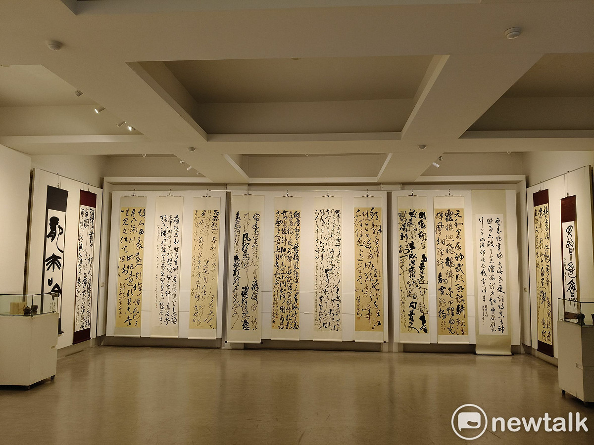 「龍麟御影會明宗」書法聯展為「龍麟雅集」成立後首度公開聯展，以「龍麟御影」為題，集結多位橫跨世代與領域的書藝創作者，從古典筆墨出發，延伸至當代思維的多元實踐，展現書法藝術在時代轉折中的深層對話。 圖：黃博郎／攝