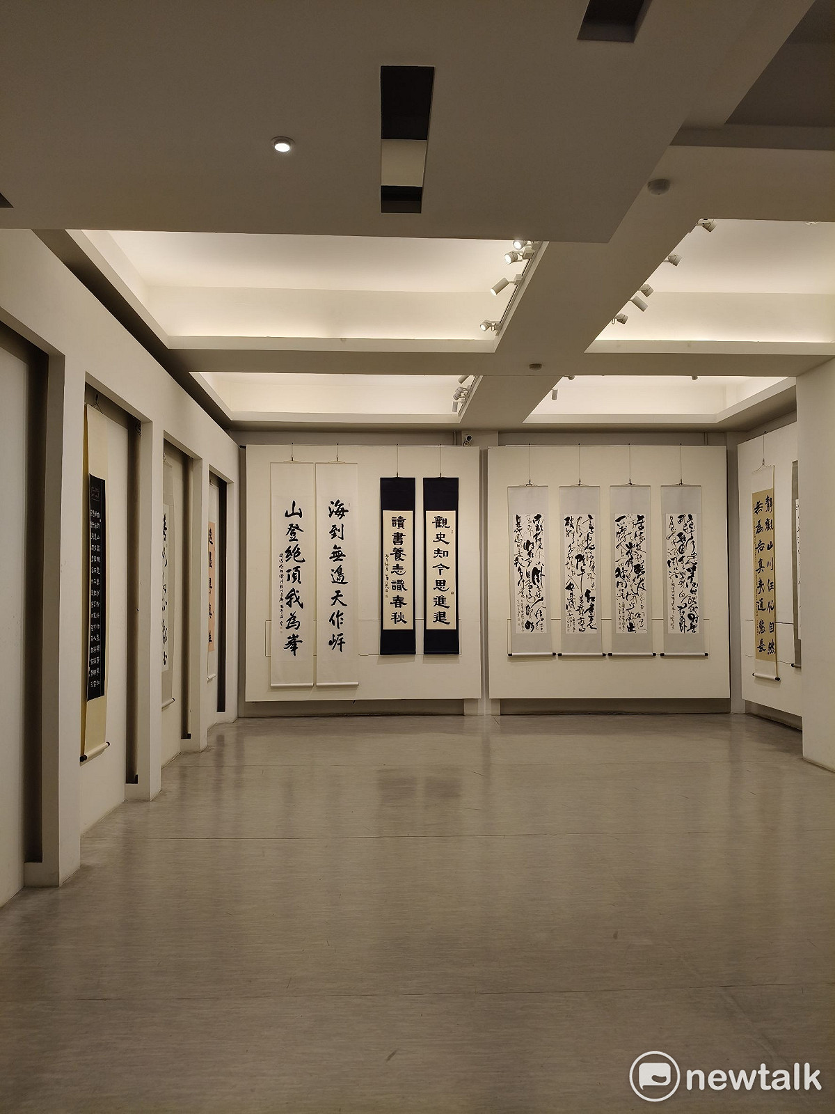 「龍麟御影會明宗」書法聯展為「龍麟雅集」成立後首度公開聯展，以「龍麟御影」為題，集結多位橫跨世代與領域的書藝創作者，從古典筆墨出發，延伸至當代思維的多元實踐，展現書法藝術在時代轉折中的深層對話。 圖：黃博郎／攝