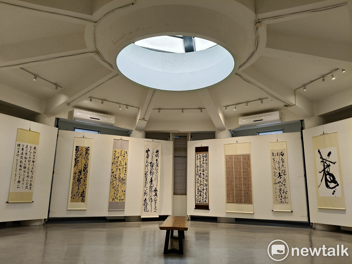 「龍麟御影會明宗」書法聯展為「龍麟雅集」成立後首度公開聯展，以「龍麟御影」為題，集結多位橫跨世代與領域的書藝創作者，從古典筆墨出發，延伸至當代思維的多元實踐，展現書法藝術在時代轉折中的深層對話。 圖：黃博郎／攝