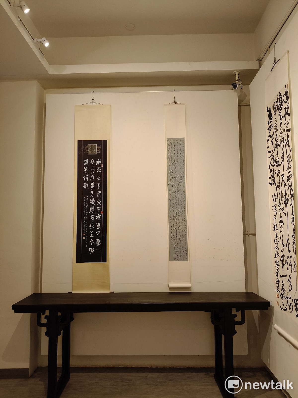 「龍麟御影會明宗」書法聯展為「龍麟雅集」成立後首度公開聯展，以「龍麟御影」為題，集結多位橫跨世代與領域的書藝創作者，從古典筆墨出發，延伸至當代思維的多元實踐，展現書法藝術在時代轉折中的深層對話。 圖：黃博郎／攝