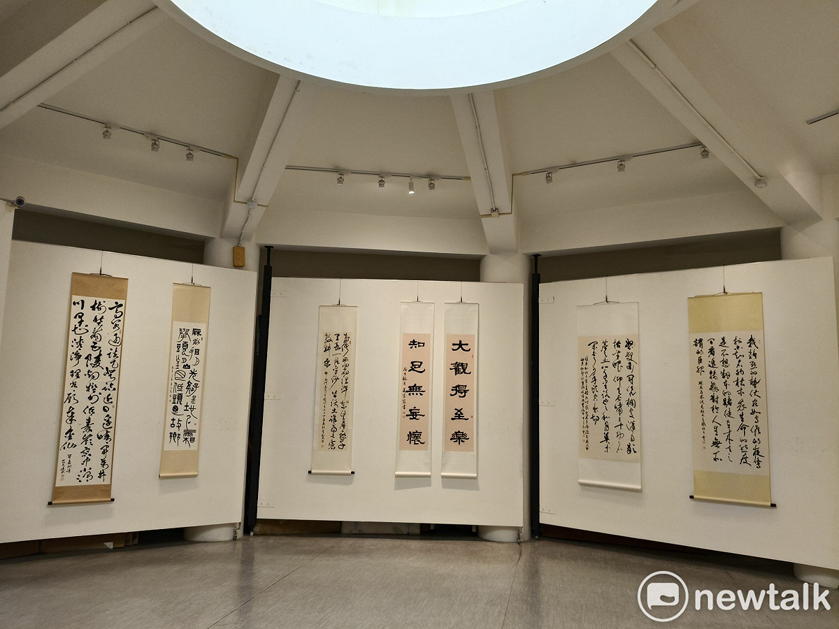 「龍麟御影會明宗」書法聯展為「龍麟雅集」成立後首度公開聯展，以「龍麟御影」為題，集結多位橫跨世代與領域的書藝創作者，從古典筆墨出發，延伸至當代思維的多元實踐，展現書法藝術在時代轉折中的深層對話。 圖：黃博郎／攝