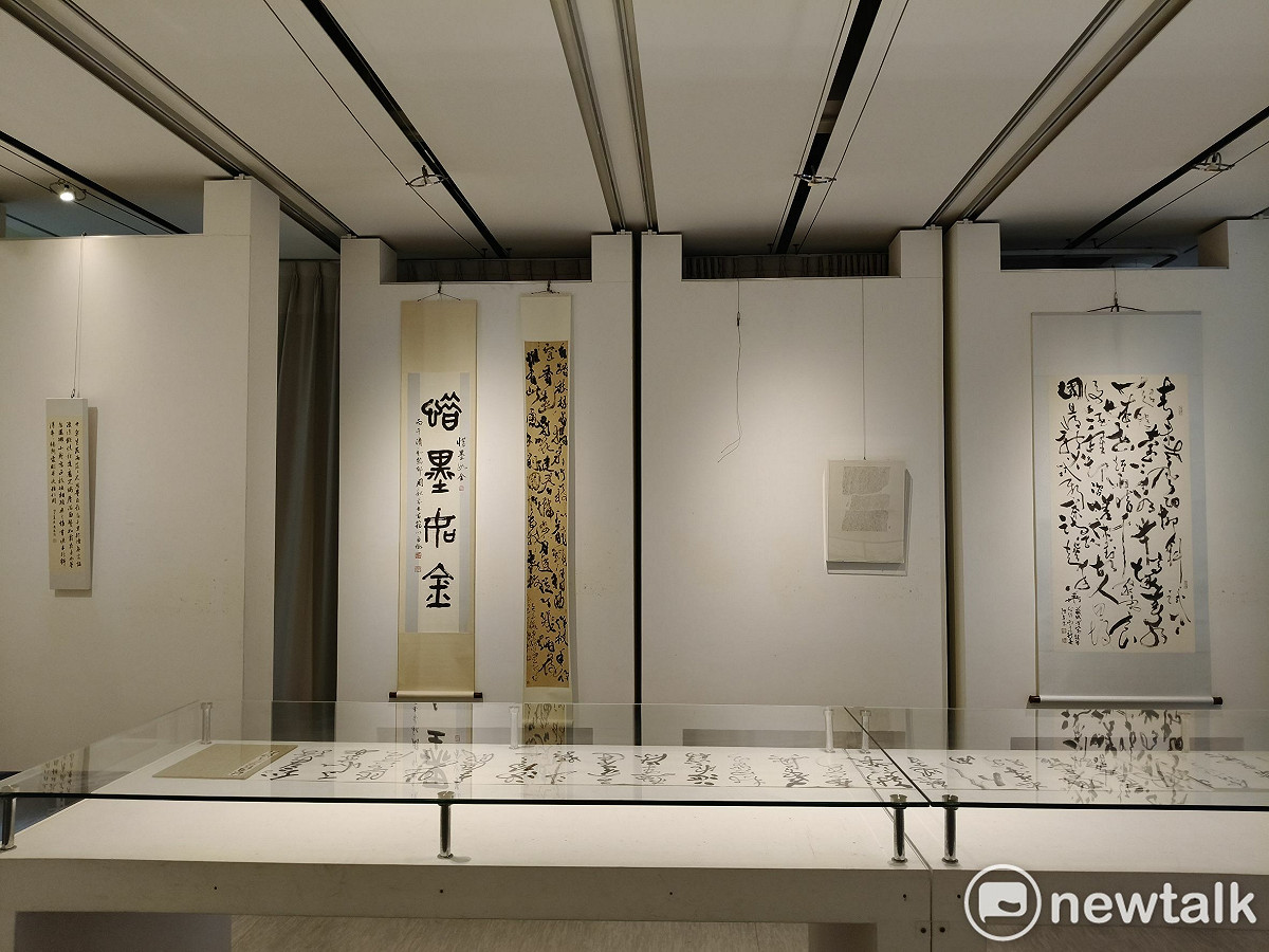 「龍麟御影會明宗」書法聯展為「龍麟雅集」成立後首度公開聯展，以「龍麟御影」為題，集結多位橫跨世代與領域的書藝創作者，從古典筆墨出發，延伸至當代思維的多元實踐，展現書法藝術在時代轉折中的深層對話。 圖：黃博郎／攝