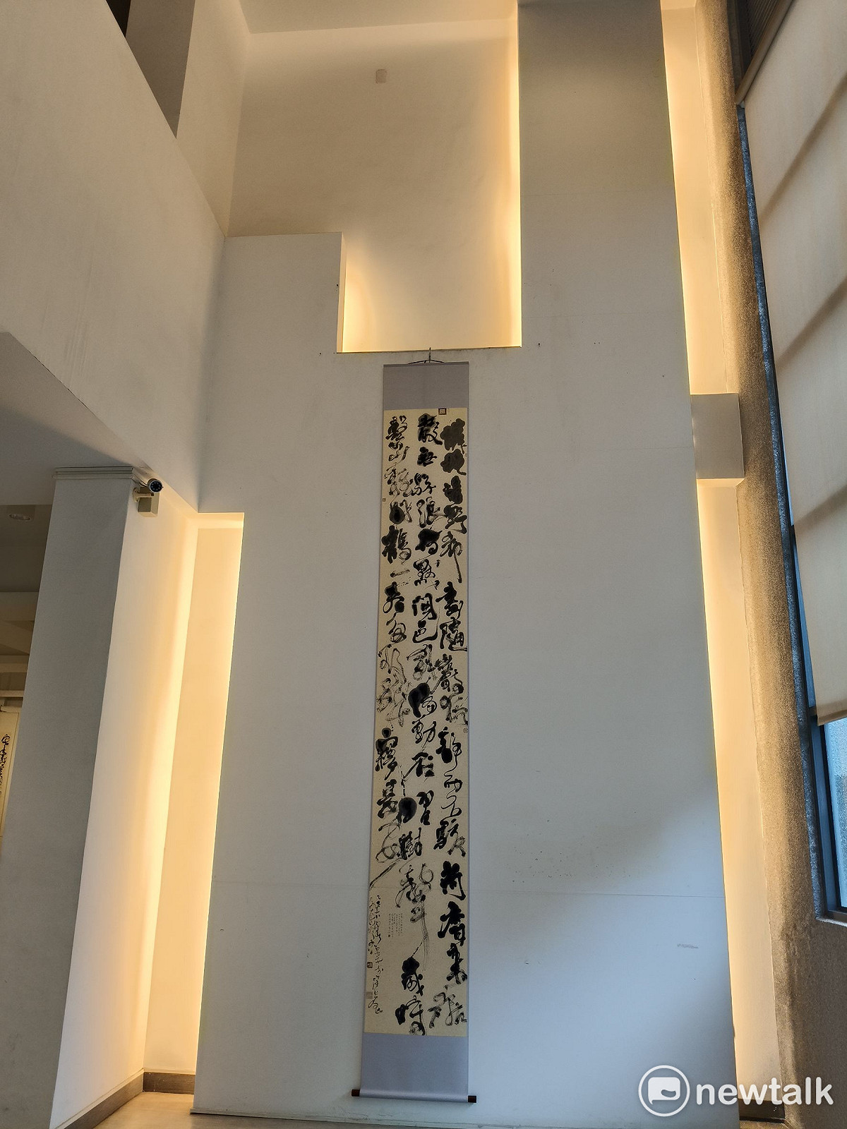「龍麟御影會明宗」書法聯展為「龍麟雅集」成立後首度公開聯展，以「龍麟御影」為題，集結多位橫跨世代與領域的書藝創作者，從古典筆墨出發，延伸至當代思維的多元實踐，展現書法藝術在時代轉折中的深層對話。 圖：黃博郎／攝