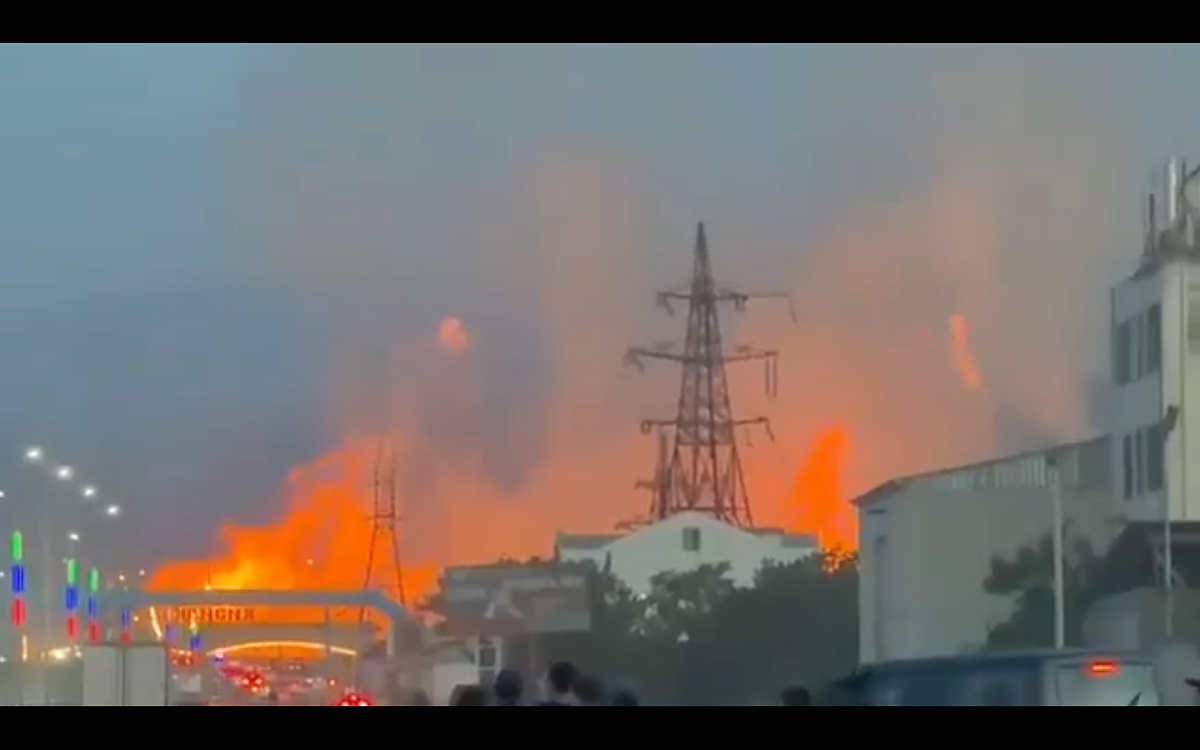 俄羅斯南部達吉斯坦共和國當地時間 10 日發生重大天然氣管線事故，一條連接莫茲多克（Mozdok）與卡齊馬戈梅德（Kazimagomed）的主要天然氣管道接連傳出 3 起爆炸，隨後引發大規模火災。 圖:翻攝自影片