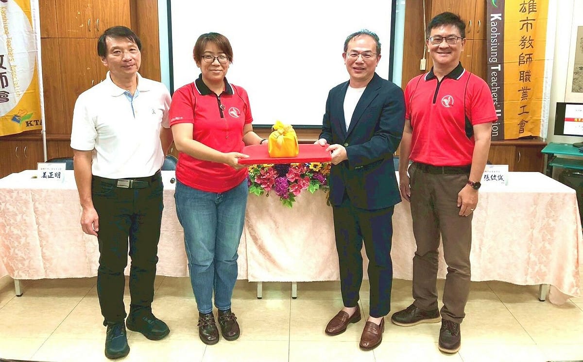 高雄市教師(工)會理事長交接 于居正卸任、李雅文接棒