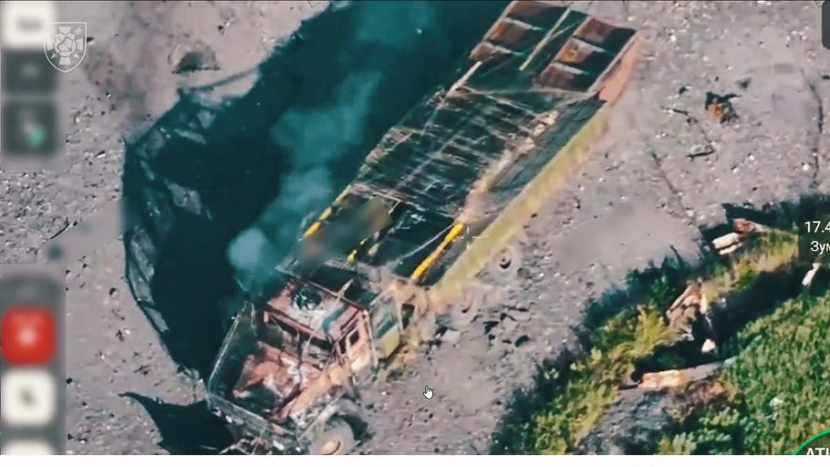 為了通過沃夫昌斯克地區的合流，俄軍將卡車改造成臨時浮橋，荒廟的風格引發網友關注。 圖：翻攝自 @bayraktar_1love X 帳號