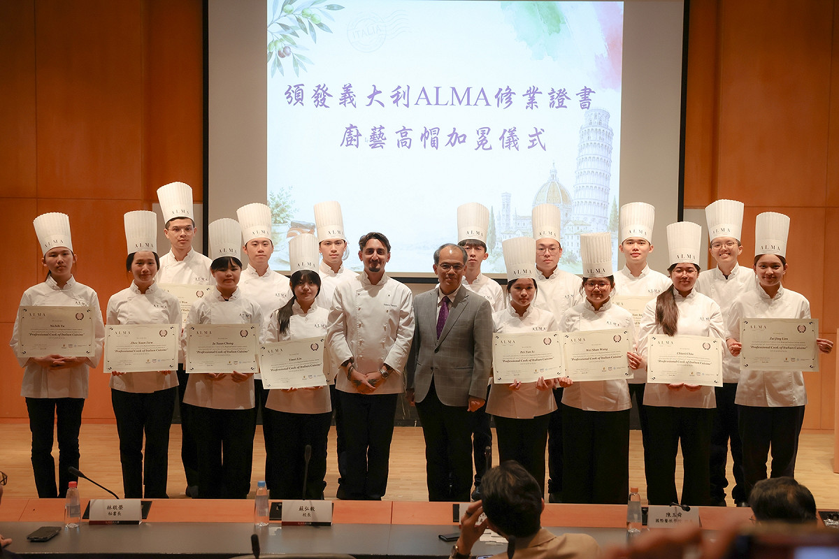 弘光科大15名畢業生拿到義大利ALMA廚藝學院修業證書。 圖：弘光科大/提供