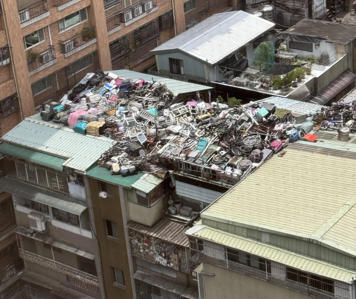 新北市新莊區一棟公寓出現「空中垃圾山」。 圖：取自threads＠chiashengtsao