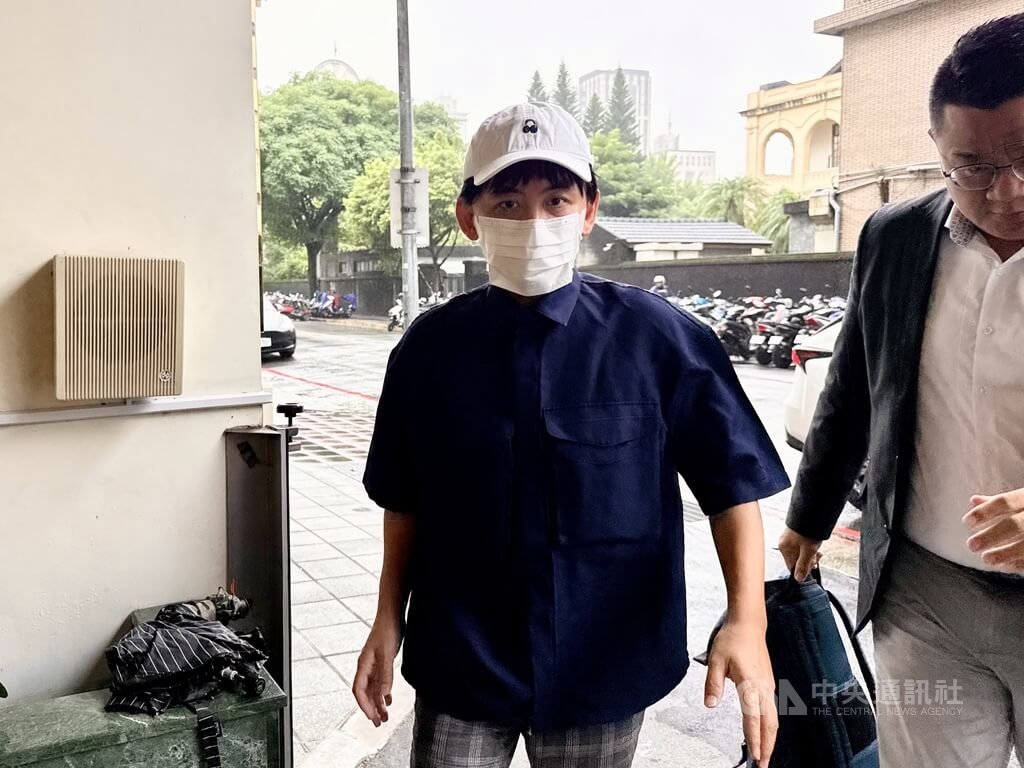 藝人黃子佼涉嫌購買兒少性影像，最高法院判刑1年6月、緩刑4年，緩刑期間付保護管束，須義務勞務180小時、接受法治教育3場。黃子佼（左）11日上午到台北地檢署接受保護管束，向觀護人報到，面對媒體詢問均不回應。中央社記者林長順攝　115年6月11日