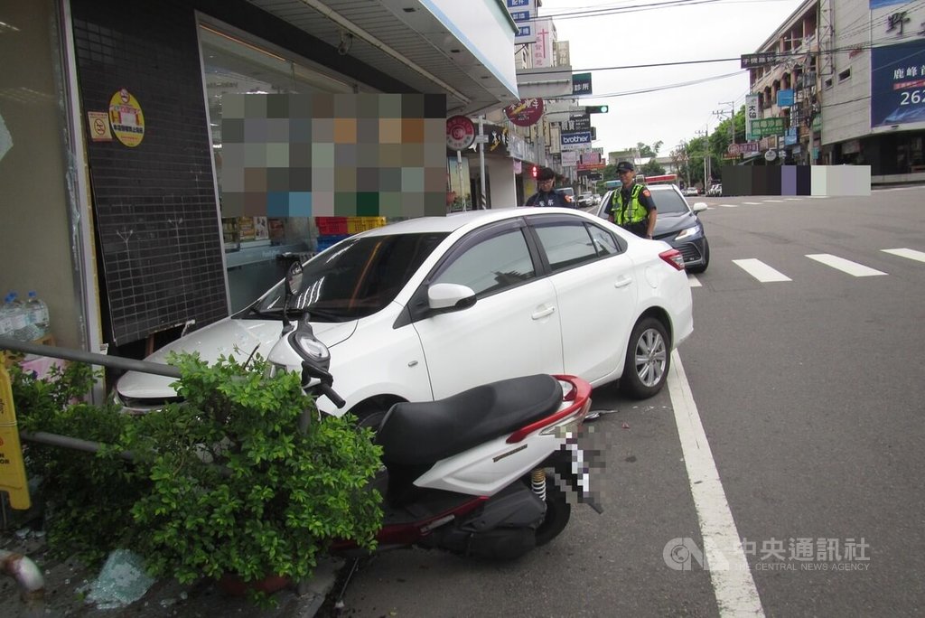 王姓男子11日上午開車行經台中沙鹿區，迴轉時疑因誤踩油門失控，撞擊路旁商店及機車，造成1名男子四肢擦挫傷送醫，警方獲報到場處理。（翻攝照片）中央社記者蘇木春傳真　115年6月11日