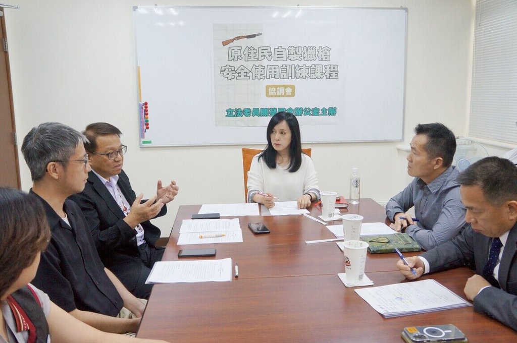 原住民持有自製獵槍須完成安全使用訓練課程，原民會7月起將辦40場課程。民進黨立委陳瑩 （右3）4日邀集原民會副主委杜張梅莊Adralriw Abaliusu（左3）、國防部訓次室中將次長郭俊德 （右2）、陸軍中將參謀長陳建義 （右1）協調，要求國防部提供靶場，原民會在台東開課，並評估在部落設「無痕靶場」。（陳瑩國會辦公室提供）中央社記者盧太城台東傳真 115年6月11日