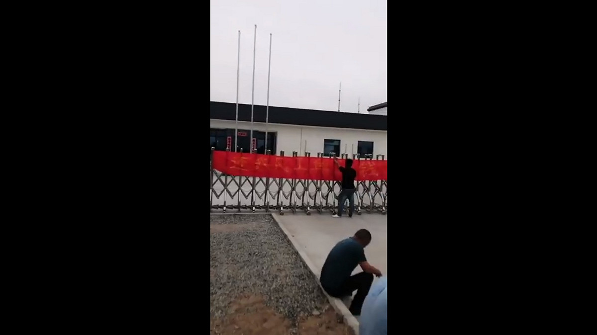 中國國內近期爆發多起維權抗議事件，大批民眾試圖爭取自身權益，但卻可能遭到當局的打壓。 圖：翻攝自 @whyyoutouzhele X 分享影片