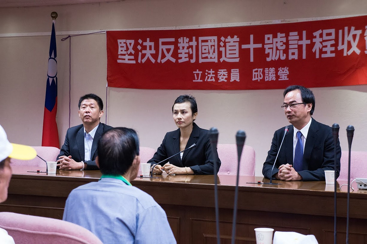 邱議瑩(中)重申反對國道十號計程收費。 圖：邱議瑩辦公室/提供（資料照）