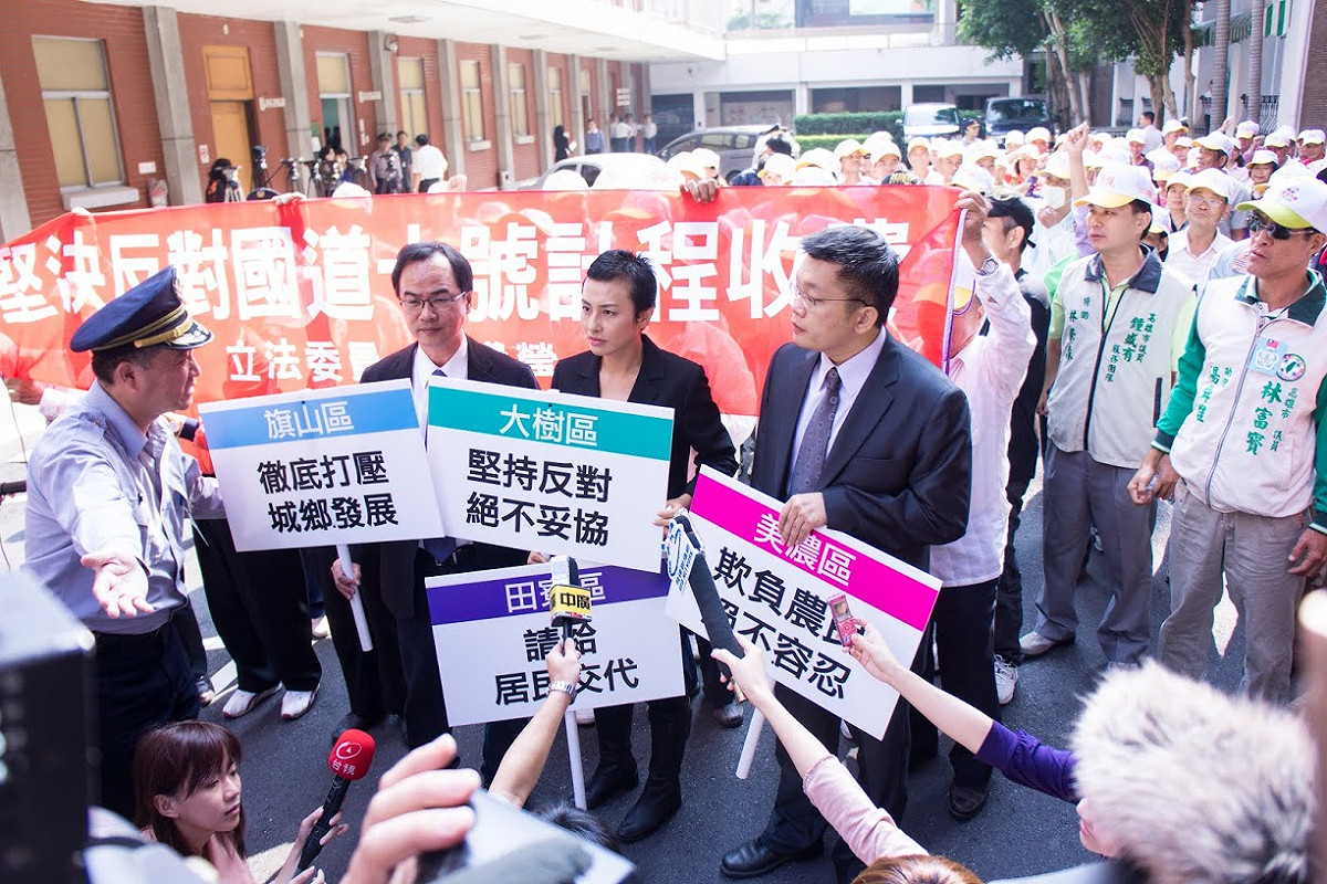 邱議瑩(前排右二)曾帶頭抗爭，堅決反對國道十號計程收費。 圖：邱議瑩辦公室/提供（資料照）