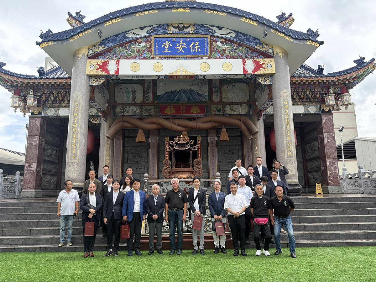 日本護國神社代表團造訪紅毛港「保安堂」。 圖：孫家銘翻攝