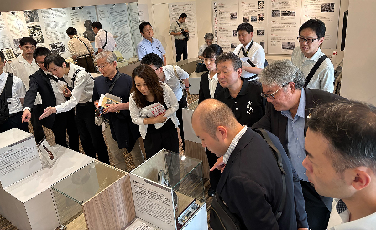 日本護國神社代表團參訪高雄「旗津戰爭與和平紀念公園主題館」。 圖：孫家銘翻攝