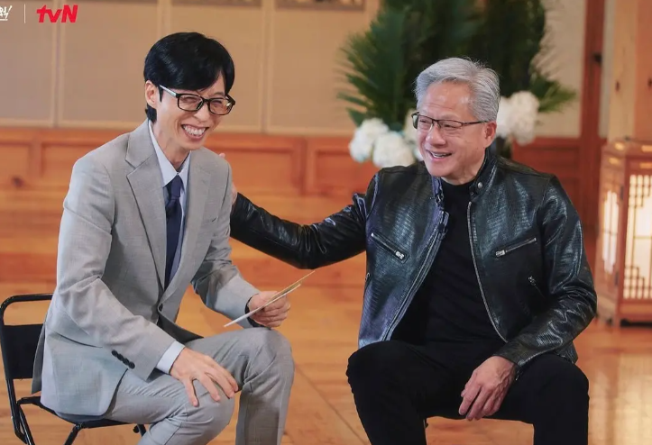 黃仁勳(右)近期登上南韓人氣談話節目《劉QUIZ》，與「國民MC」劉在錫對談，節目於昨(10)日晚間播出。 圖：翻攝自劉QUIZ IG