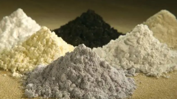 印尼海軍近期破獲一起大規模稀土走私案，兩艘貨船裝載近 390 噸稀土物資航向新加坡，在巴淡島周邊海域遭到攔截與扣押。 圖：翻攝自 騰訊網 寰球國際縱橫