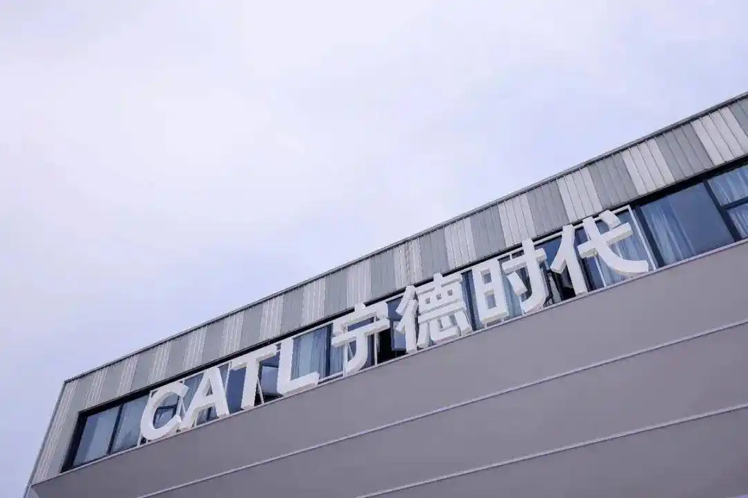 中國電池龍頭寧德時代（CATL）位於匈牙利東部德布勒森的電池工廠，近日因涉嫌違規排放廢液而遭當局提起法律行動。 圖:翻攝自選址中國