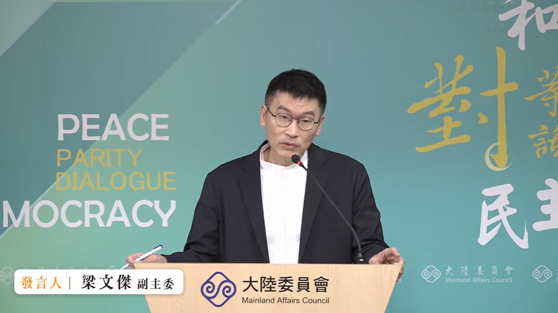 大陸委員會副主委暨發言人梁文傑今（11）日下午說，兩岸之間到底誰是民主、誰是獨裁，台語講說「奧梨仔假蘋果」，如果你是真的蘋果，也不會是奧梨仔。所以這是不用辯的事情。 圖：擷自直播畫面