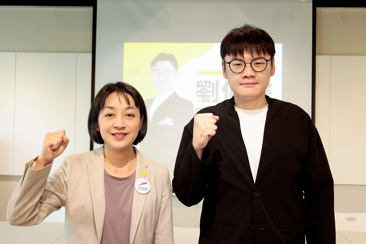 時代力量劉仲書（右）11日也正式宣布投入2026年宜蘭縣議員第一選區（宜蘭市）選舉，黨主席王婉諭（左）也到場支持。 圖：時代力量 提供