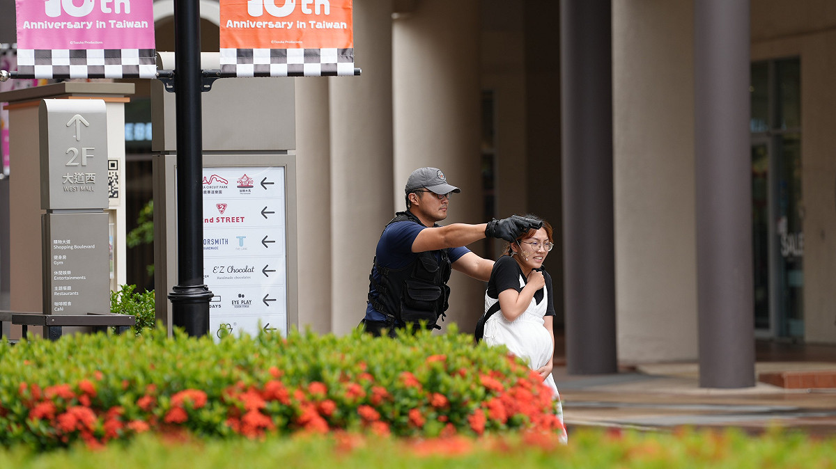 實警演練模擬具軍事背景之歹徒挾持民眾作為人質。 圖：高雄市警察局/提供