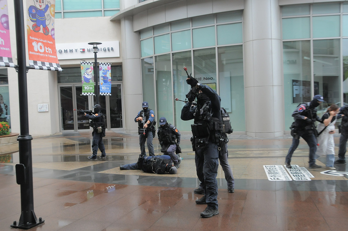 警方順利制服徒挾持民眾的歹徒。 圖：高雄市警察局/提供