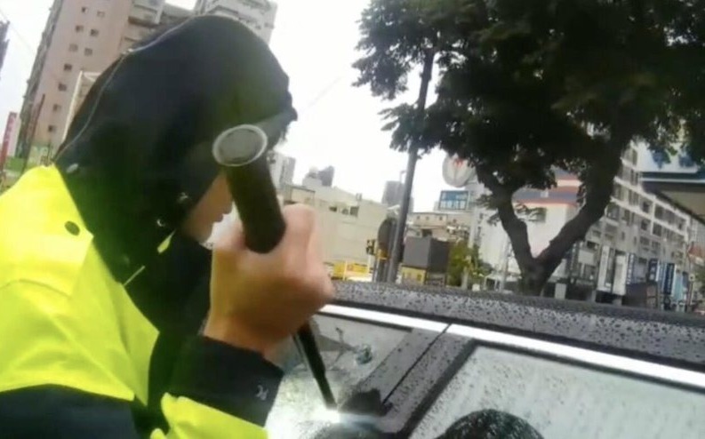 車停路中央昏睡！警破窗救人 又是毒駕還搜出K他命