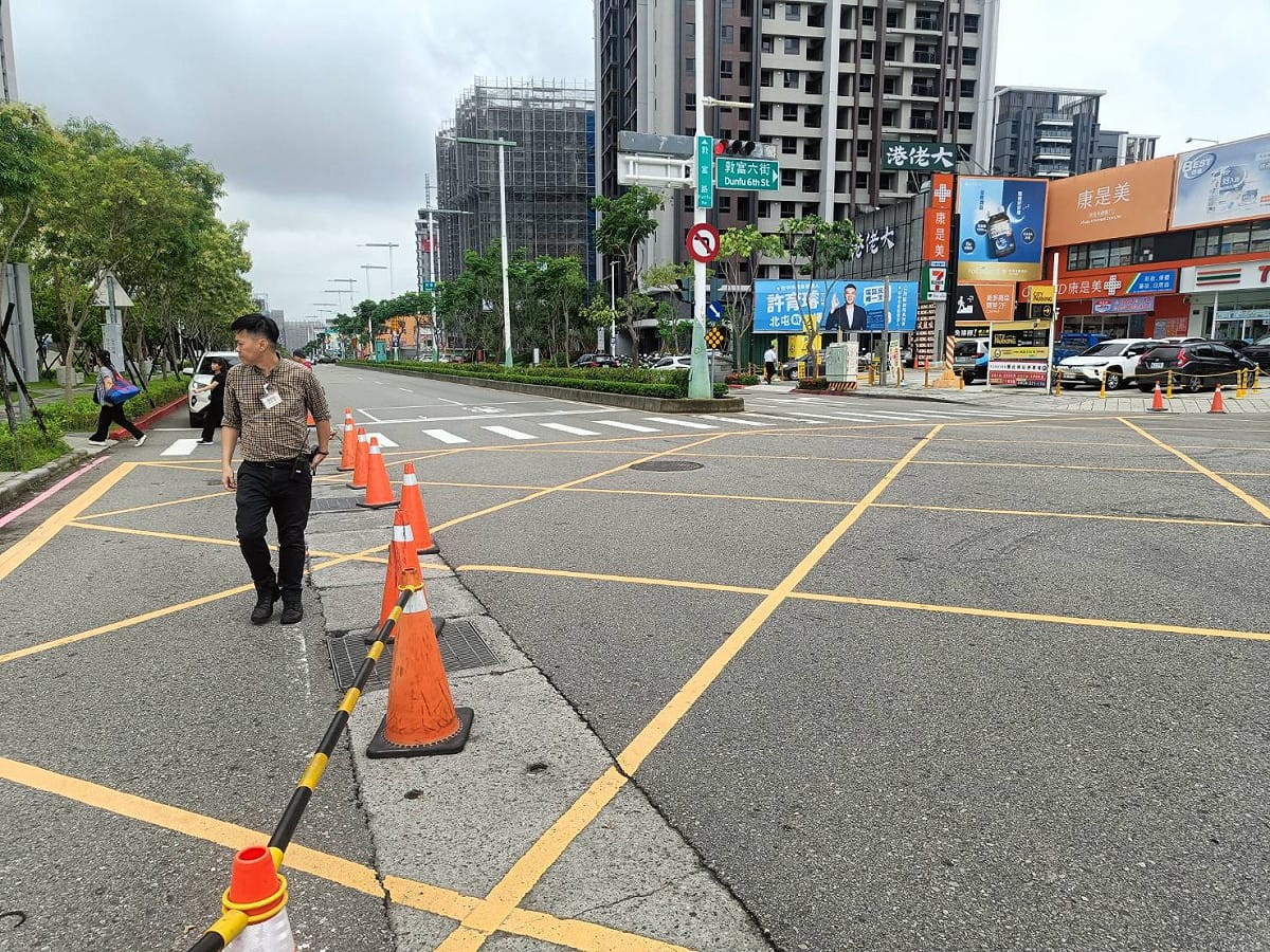 好市多北台中店自行在道路上設交通錐，禁止從敦富六街過來的車輛進入加油站，但當時現場車流並不大，業者的「霸道」行為引來民怨。 圖：民眾提供