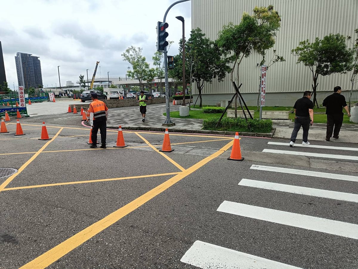 穿有「交通義警」背心的義交把交通錐直接放在公有道路上，現場也沒有任何告示牌告知此處無法通行，被民眾投訴根本是「霸道」。 圖：民眾提供