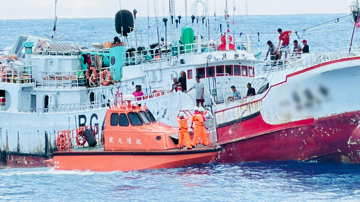 巡護九號與金〇福68號會合。 圖：海巡署艦隊分署/提供