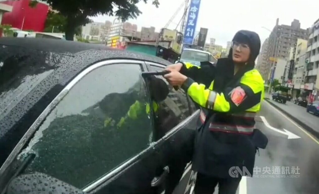 男子毒駕昏睡台中鬧區路中 警破窗逮人查獲毒品